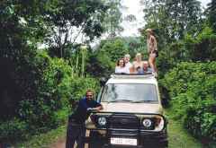 Safarifahrzeug in Uganda.