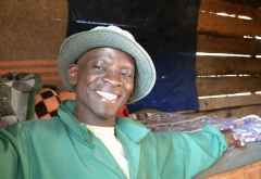 Julius Shivegha, einer der Pfleger im Sheldrick Wildlife Trust &copy; Foto: Susanne Schlesinger | Outback Africa