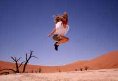Sprung über die Dünen... &copy; Foto: Doreen Schütze | Outback Africa
