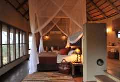 Ngoma Safari Lodge, Chobe - Schlafzimmer (vorn) und Bad (dahinter, rechts) &copy; Foto: PAUL-0835395993