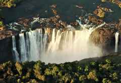 Ein Teil der Victoria-Fälle, vorn die simbabwische Seite, rechts hinten Sambia. © Foto: Shaun Stanley | African Bush Camps
