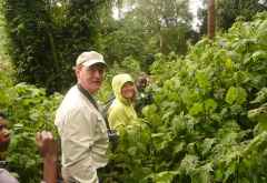 Der mit der Mütze bin ich - Rast beim Gorilla-Tracking im Bwindi Nationalpark &copy; Foto: Scarlett Apfelbacher