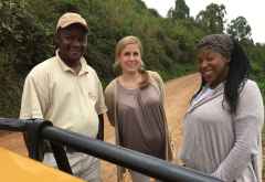 Joseph mit Candice und Patricia, Inforeise Uganda &copy; Foto: Svenja Penzel | Outback Africa