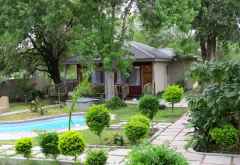 Chalet und Pool; Rivernest Lodge, Maun  &copy; Foto: Susanne Schlesinger | Outback Africa