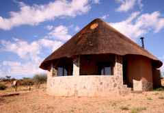 Die Luxus Panoramasuiten der Onjala Lodge sind in separaten Rundhäusern untergebracht &copy; Foto: Doreen Schütze | Outback Africa