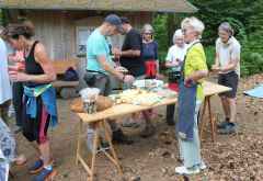 Amina Schuster vom Genießerladen Bad Elster hat das Picknick für die Wanderer vorbeitet. &copy; Foto: Andreas Dietz