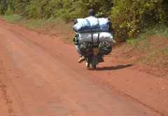 Tsavo, Transport mit dem Motorrad © Foto: Susanne Schlesinger | Outback Africa