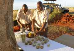 Satao Camp, Vorbereitungen für den Sundowner &copy; Foto: Susanne Schlesinger | Outback Africa