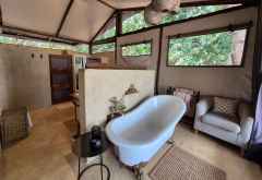 Badezimmer eines Zeltes im Chiawa Camp &copy; Foto: Ulrike Pârvu | Outback Africa Erlebnisreisen