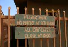 Schild am Gate zum Ngorongorokrater &copy; Foto: S.Schlesinger