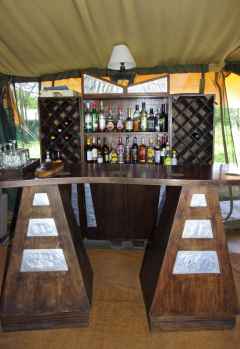 Lemala Ewanjan Camp, Bar im Messezelt &copy; Foto: Judith Nasse | Outback Africa Erlebnisreisen