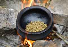 Rösten der Bohnen über dem Feuer &copy; Foto: Susanne Schlesinger | Outback Africa