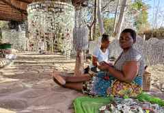 Die Frauen von Katundu fertigen Lampenschirme aus Glasscherben,  &copy; Foto: Marco Penzel | Outback Africa