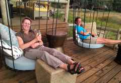 Svenja und Carina, zwei Firmengründer feiern &copy; Foto: Outback Africa Erlebnisreisen
