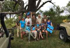 Unsere Reisegruppe mit den Landesfarben &copy; Foto: Outback Africa Erlebnisreisen