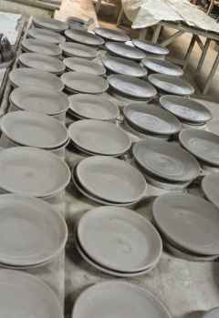 Kazuri Bead Factory, Keramikteller, zum Trocknen aufgereiht &copy; Foto: Susanne Schlesinger | Outback Africa