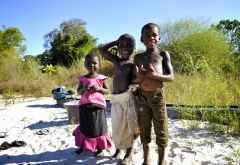 Kinder im Fischerdorf &copy; Foto: Svenja Penzel | Outback Africa
