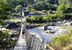 Hängebrücke über den Mkulumadzi River - der einzige Weg, um zur Lodge zu gelangen. &copy; Foto: Svenja Penzel | Outback Africa
