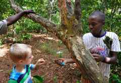 Simon erhält ein Stückchen Rinde des Zimtbaumes. Es duftet intensiv, wie Weihnachten. &copy; Foto: Marco Penzel | Outback Africa