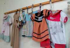 Usa River Rehabilitation Center, Kinderkleider in der Schneiderklasse &copy; Foto: S.Schlesinger | Outback Africa