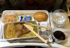 Fleischbällchen an zweierlei Matsch, mein erstes Abendessen in der Economy Class der Eurowings Discover. &copy; Foto: Marco Penzel | Outback Africa