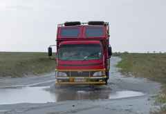 Mit dem Truck durch eine Pfütze, Makgadikgadi &copy; Foto: S.Schlesinger| Outback Africa