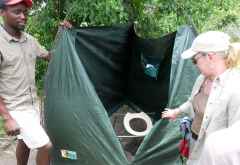 Gemeinschaftstoilette im Okavango-Delta Camp &copy; Foto: Robert Schlesinger