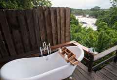 Wildwaters Lodge, Badewanne mit Blick auf den Nil &copy; Foto: Marco Penzel | Outback Africa