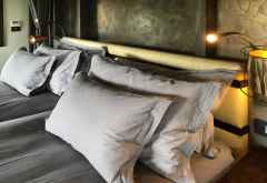 Bett und Dekor in der Eagle Island Lodge &copy; Foto: Svenja Penzel | Outback Africa