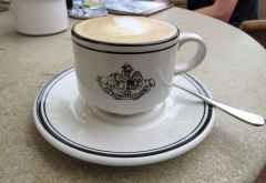 Milchkaffee auf der Terrasse des Victoria Falls Hotels &copy; Foto: S.Schlesinger| Outback Africa
