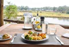 Lunch mit Ausblick im Amanzi Camp &copy; Foto: Marco Penzel | Outback Africa