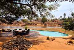 Pool mit Blick auf den Chongwe, Chongwe House, Lower Zambezi © Foto: Ulrike Pârvu | Outback Africa Erlebnisreisen