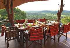 Offenes Speisedeck der Mihingo Lodge hoch über dem Park &copy; Foto: Svenja Penzel @ Outback Africa