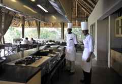 Restaurant mit „Live Cooking“. Kichwa Tembo Camp &copy; Foto: Svenja Penzel