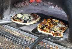 Selbstbelegte Pizza bei einem Lunch im Busch mit der Bushcamp Co &copy; Foto: Marco Penzel | Outback Africa