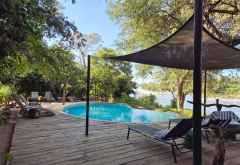 Pooldeck mit Blick auf den Fluss, Mukumuladzi Lodge, Majete Wildreservat, Malawi &copy; Foto: Ulrike Pârvu | Outback Africa Erlebnisreisen