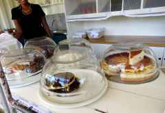 Usa River Rehabilitation Center, Kuchenverkauf &copy; Foto: S.Schlesinger | Outback Africa