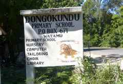Dongo Kundu Grundschule, Schild &copy; Foto: Susanne Schlesinger | Outback Africa