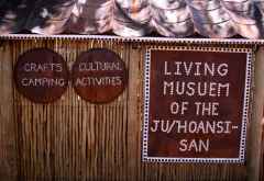 Eingangstor zum Living Museum of San &copy; Foto: Doreen Schütze | Outback Africa