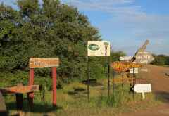 Schilder am South Luangwa Nationalpark &copy; Foto: Susanne Schlesinger | Outback Africa