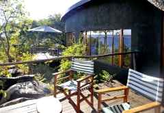 Zwei private Aussichtsdecks zum See gehören auch zum Zimmer © Foto: Svenja Penzel | Outback Africa