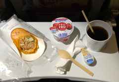 Frühstück auf einem zehnstündigen Flug mit Eurowings Discover &copy; Foto: Marco Penzel | Outback Africa