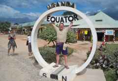 René am Äquatorschild in Uganda &copy; Foto: privat