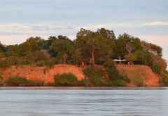 Rufiji River Camp, Blick vom Rufiji zum Camp &copy; Foto: Ulrike Pârvu | Outback Africa