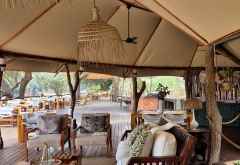 Offene Lounge des Anabezi Camps © Foto: Ulrike Pârvu | Outback Africa Erlebnisreisen