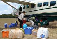 Per Flugzeug werden Lebensmittel von der Farm in Mufinid zu den Foxes Camps in Südtansania transportiert. &copy; Foto: Marco Penzel | Outback Africa