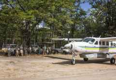 Geparden treffen per Flugzeug im Liwonde Nationalpark ein &copy; Foto: Frank Weitzer | African Parks