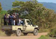Arbeiter auf der Straße durch den Arusha Nationalpark © Foto: S. Schlesinger