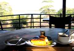 Frühstück mit Papaya, Limette, Zimtschnecke, Kaffee und Aussicht, Laba Siwandu Camp &copy; Foto: Svenja Penzel | Outback Africa
