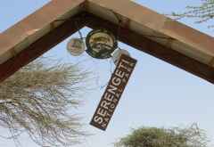 Schild am Tor des Serengeti Nationalparks &copy; Foto: S.Schlesinger | Outback Africa